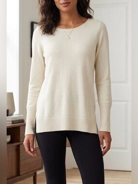 Lightweight Sweater Apt. 9 tunic sweater with a rib-knit crew neck.